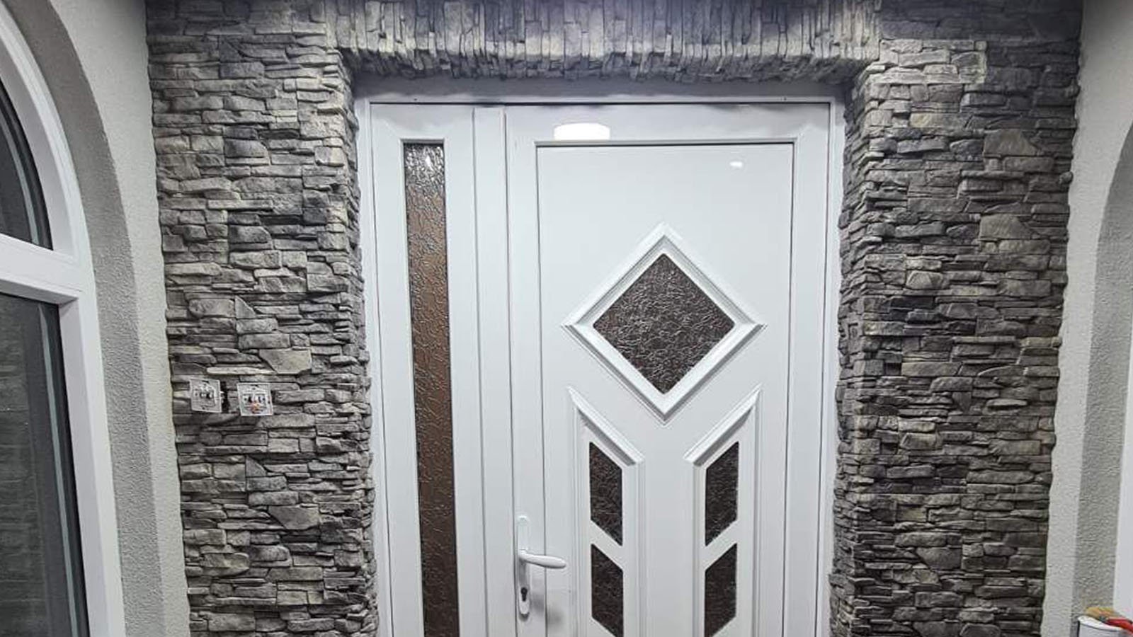 Stubovi i ograda sa kamenom