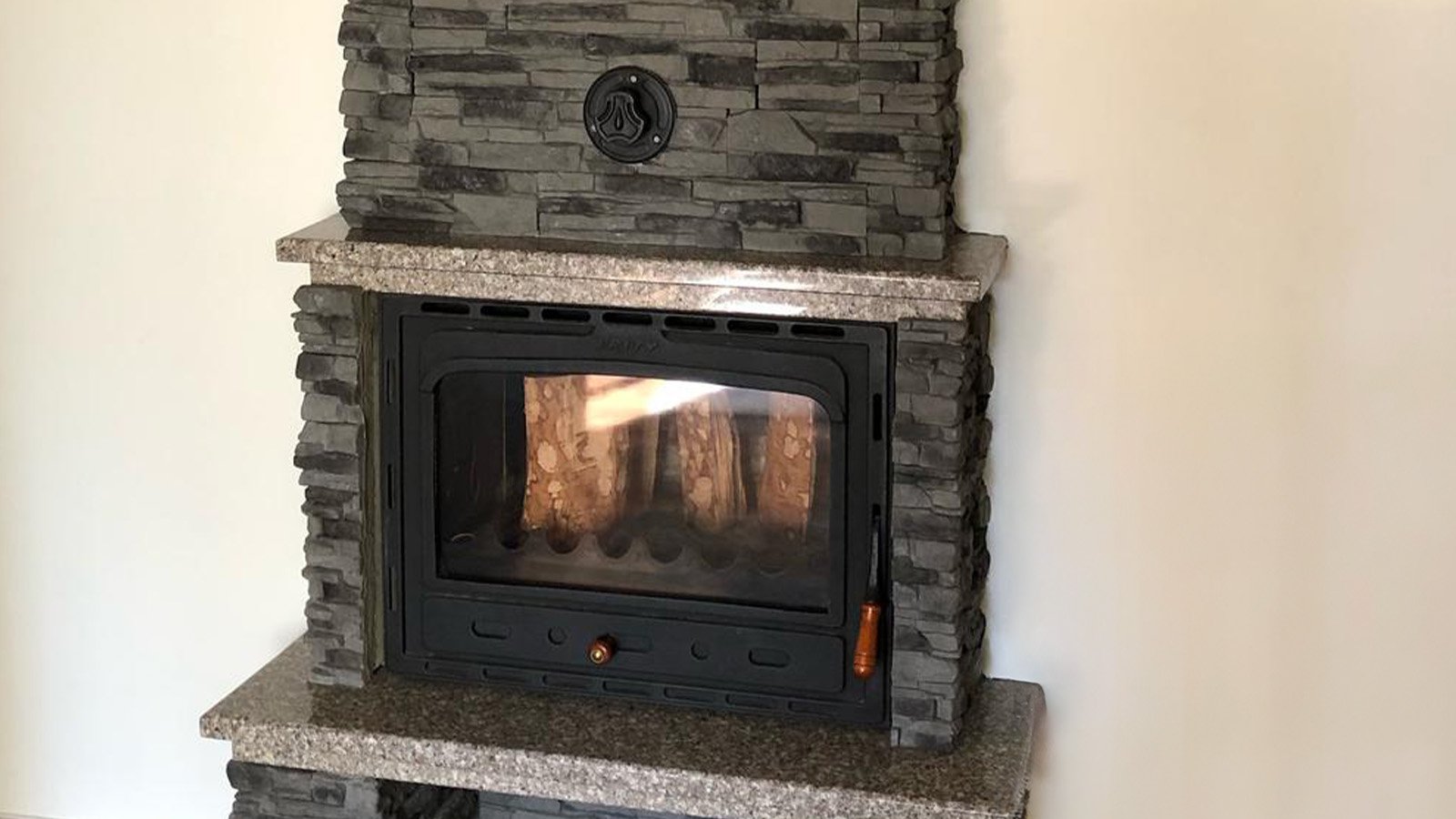 Kamin sa kamenom oblogom